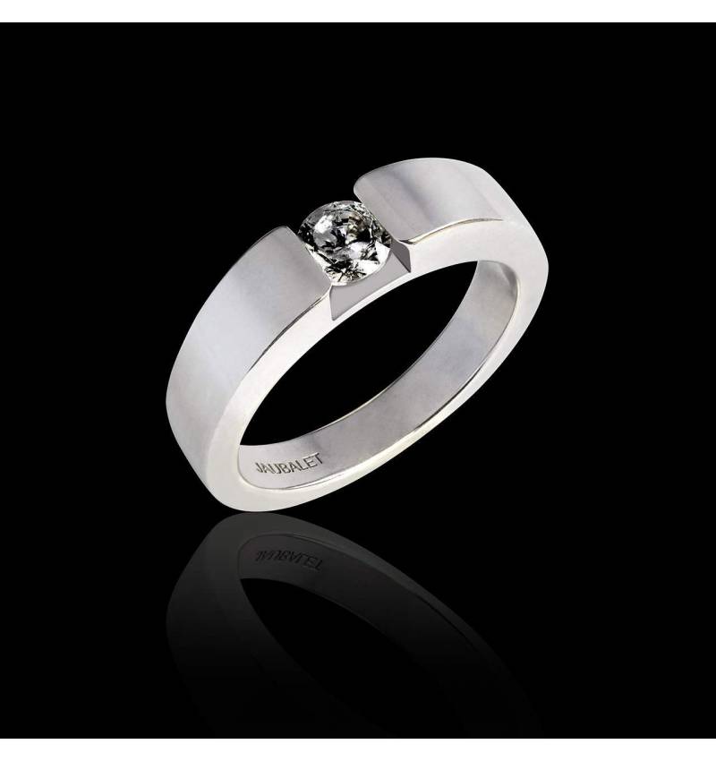 Verlobungsring mit rundem, schwarzem Diamant in Weissgold Pyramide Verlobungsring mit rundem, schwarzem Diamant in Weissgold Pyramide